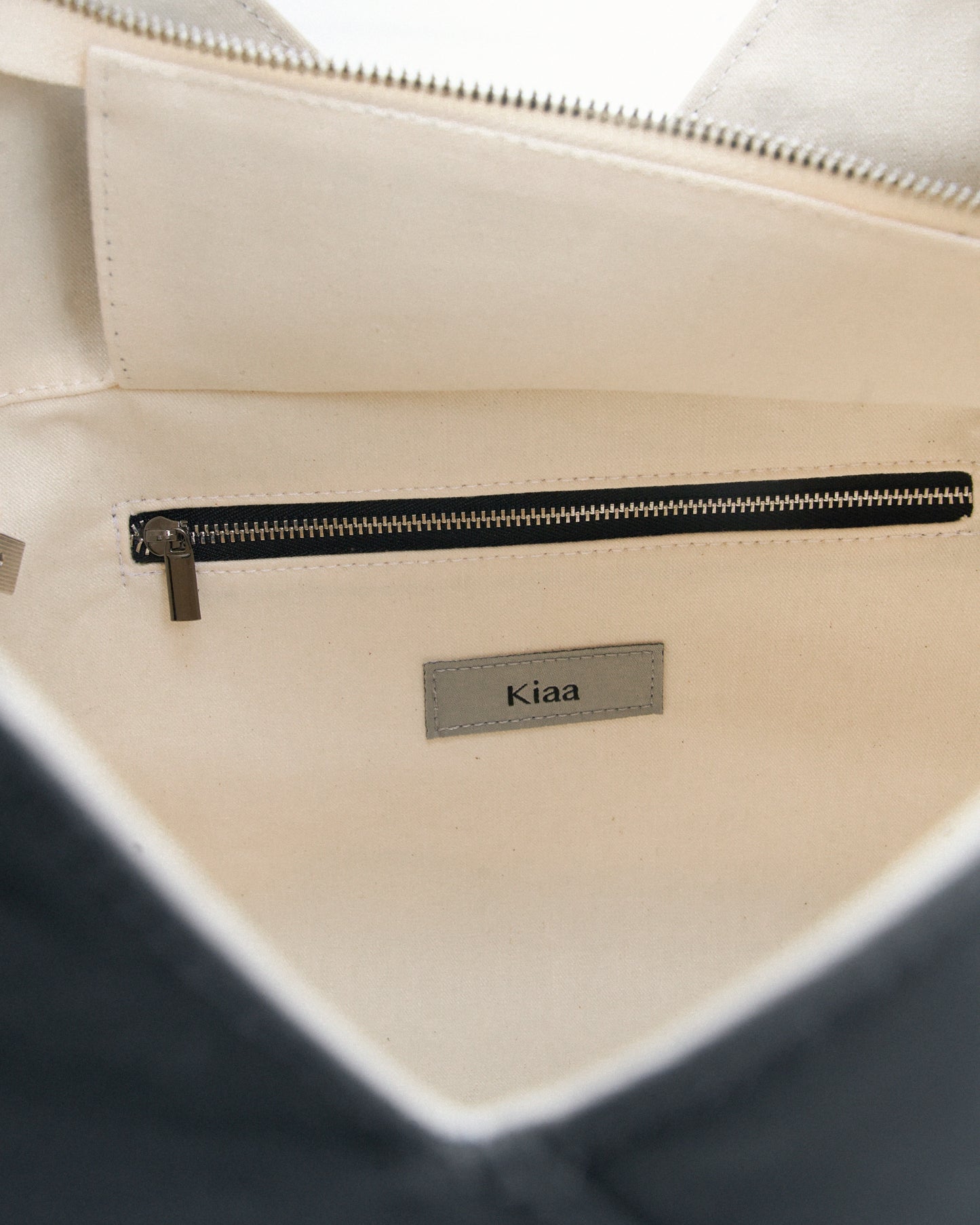 Lam Kiaa | Dark Gray
